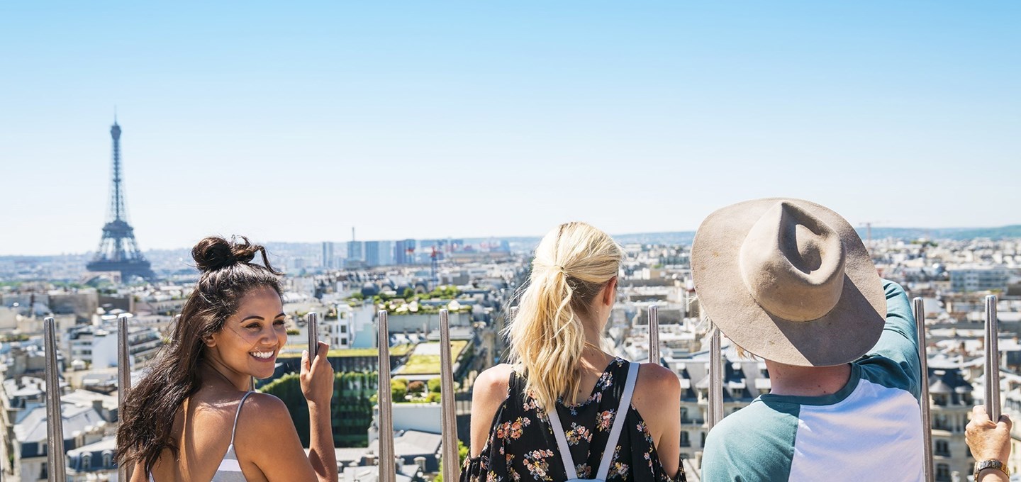 Image of Contiki travellers in Paris
